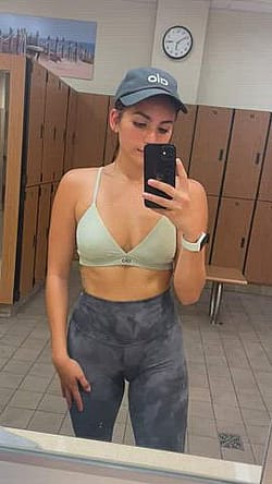 I Love Showing Off My Cameltoe At The Gym'