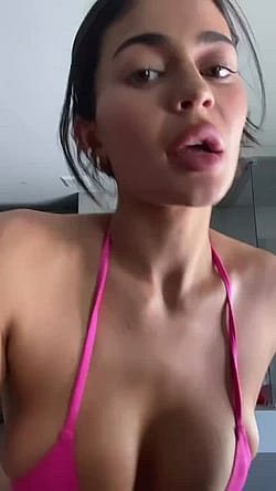 Kylie Looking Smoking Hot In Bikini'