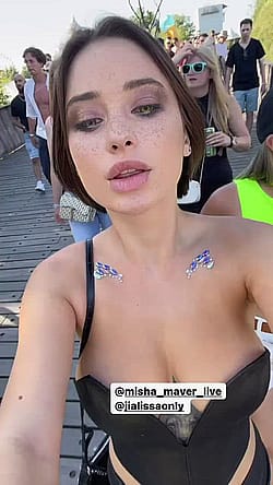 Sexy Look At A Music Festival'