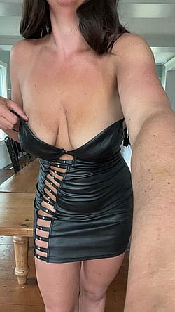 ? I Am Home Alone Who’s Coming To Play With Me? 35yo MILF ?'