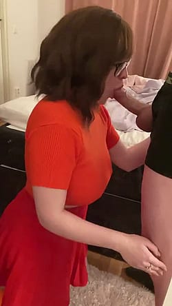 Velma from Scooby Doo cosplayer'