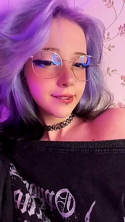 Can my glasses stay on when u fuck my mouth? I wanna see your face clearly when u use me~'